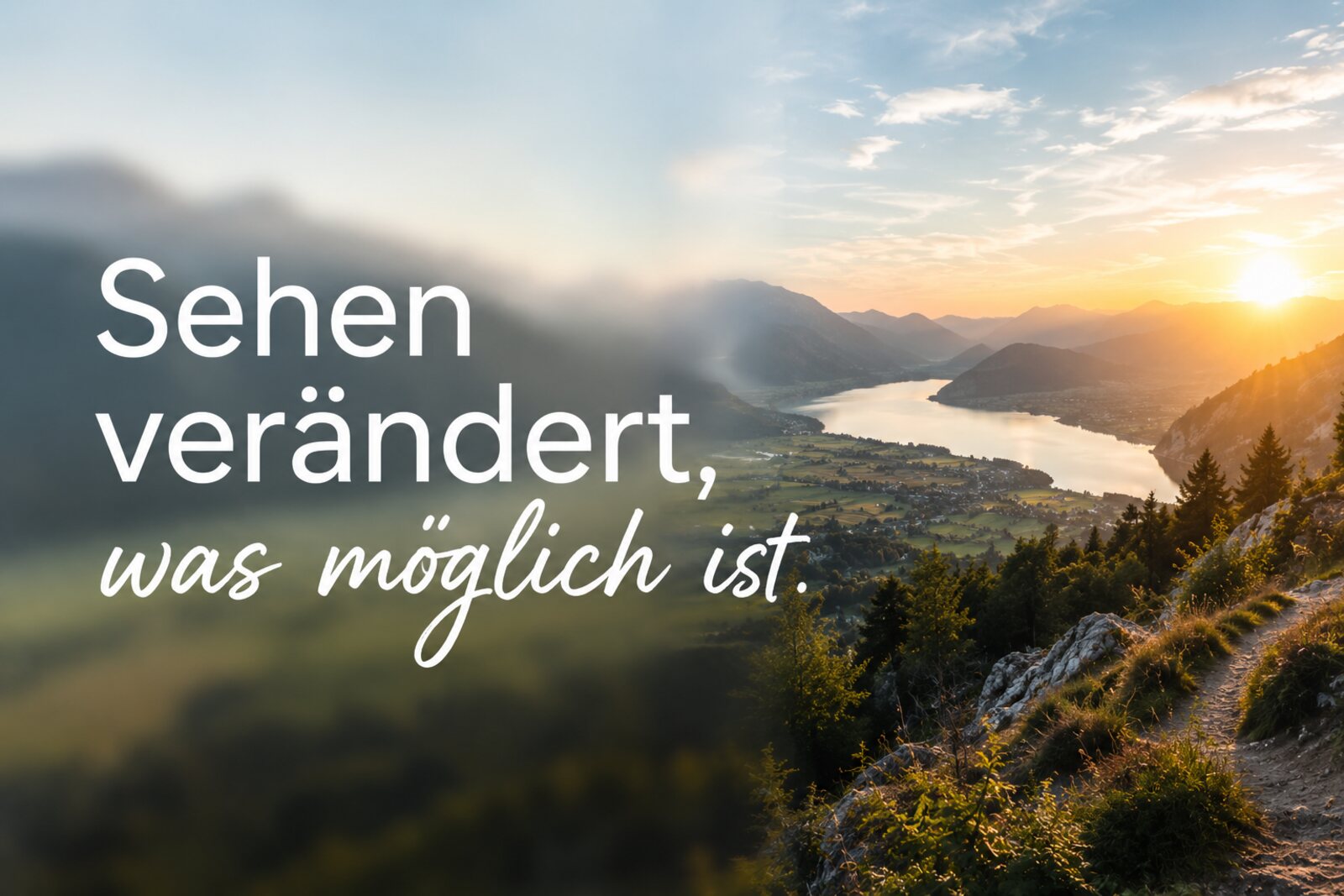 Bergsee bei Sonnenaufgang mit eingeblendetem Text „Sehen verändert, was möglich ist.“